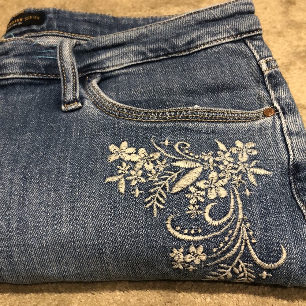 Vintage Lee jeans, classic size 8 medium. With some pretty floral embroidery.